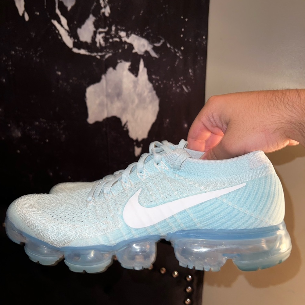 Mens Nike Vapor Max size 9 in mens. These have only been worn 1 time!